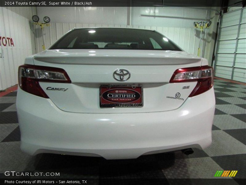Super White / Black/Ash 2014 Toyota Camry SE