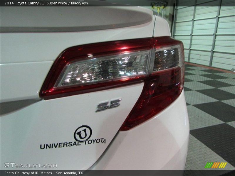 Super White / Black/Ash 2014 Toyota Camry SE