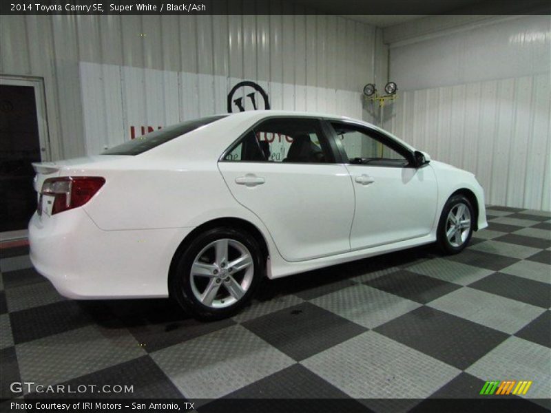 Super White / Black/Ash 2014 Toyota Camry SE