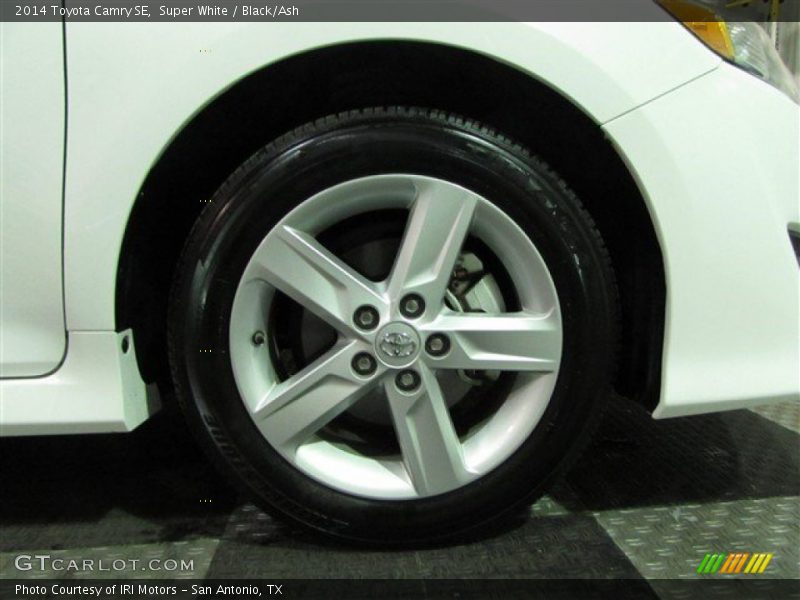 Super White / Black/Ash 2014 Toyota Camry SE