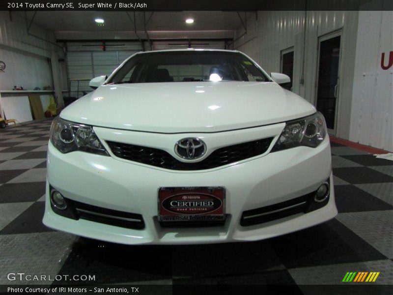 Super White / Black/Ash 2014 Toyota Camry SE