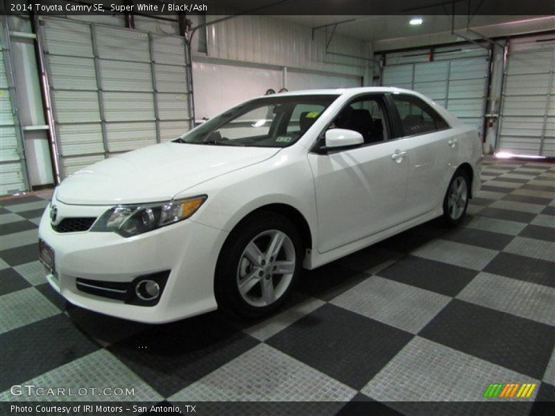 Super White / Black/Ash 2014 Toyota Camry SE