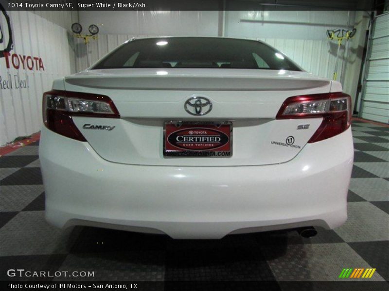 Super White / Black/Ash 2014 Toyota Camry SE