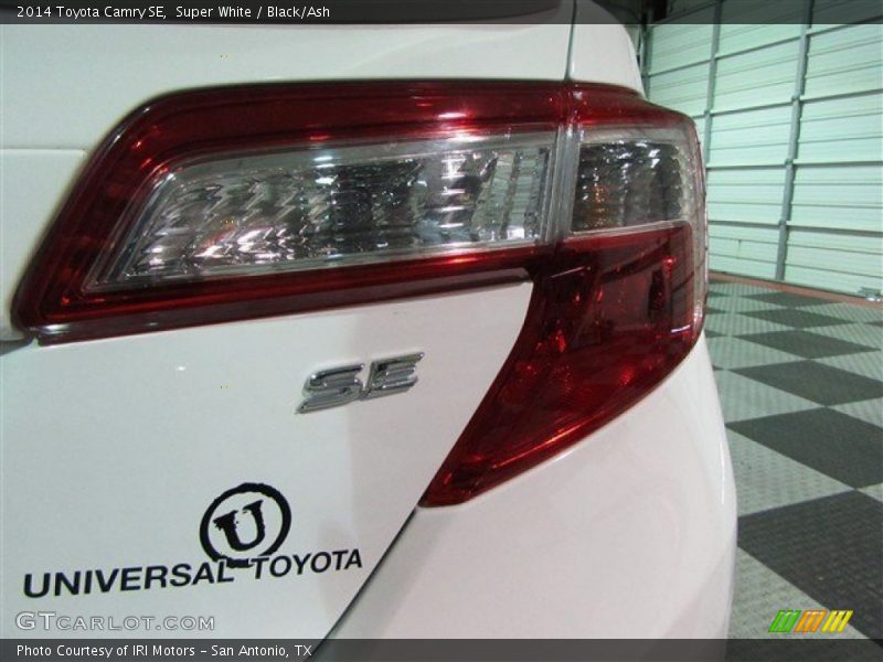 Super White / Black/Ash 2014 Toyota Camry SE
