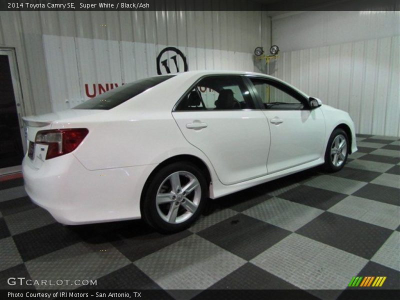 Super White / Black/Ash 2014 Toyota Camry SE