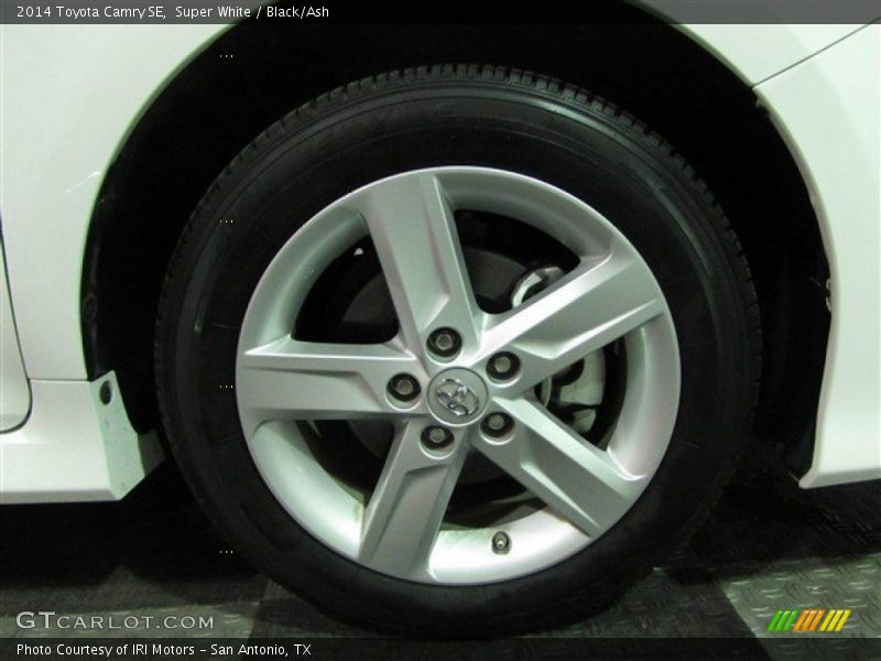 Super White / Black/Ash 2014 Toyota Camry SE