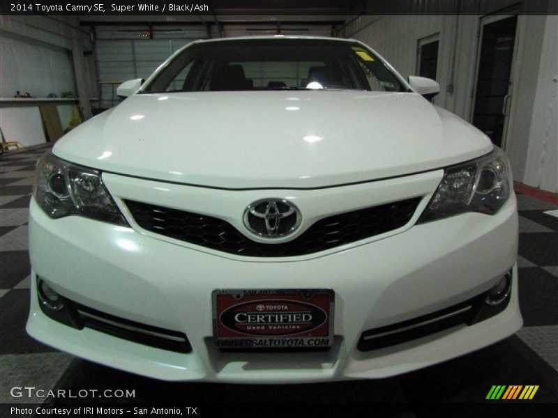 Super White / Black/Ash 2014 Toyota Camry SE
