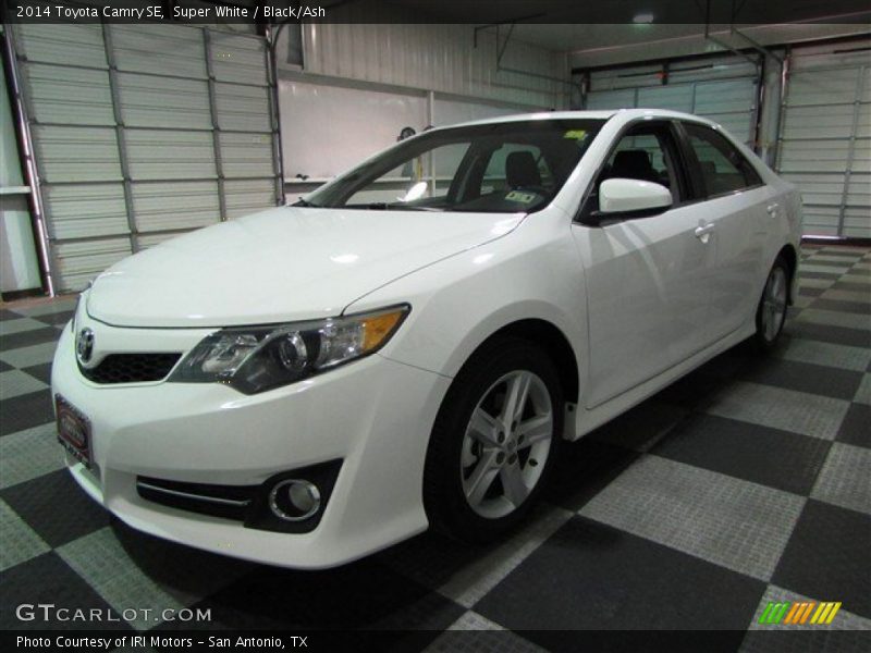Super White / Black/Ash 2014 Toyota Camry SE