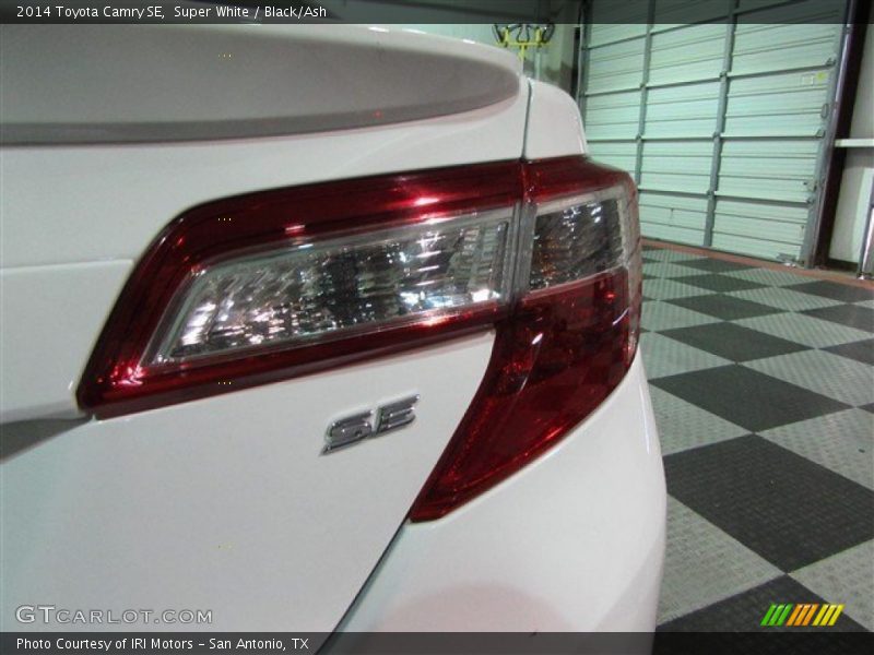 Super White / Black/Ash 2014 Toyota Camry SE