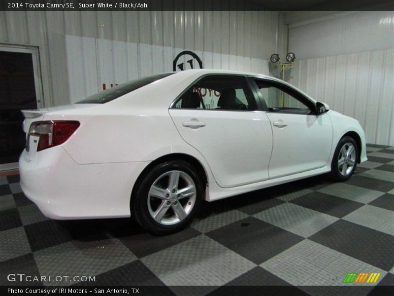 Super White / Black/Ash 2014 Toyota Camry SE