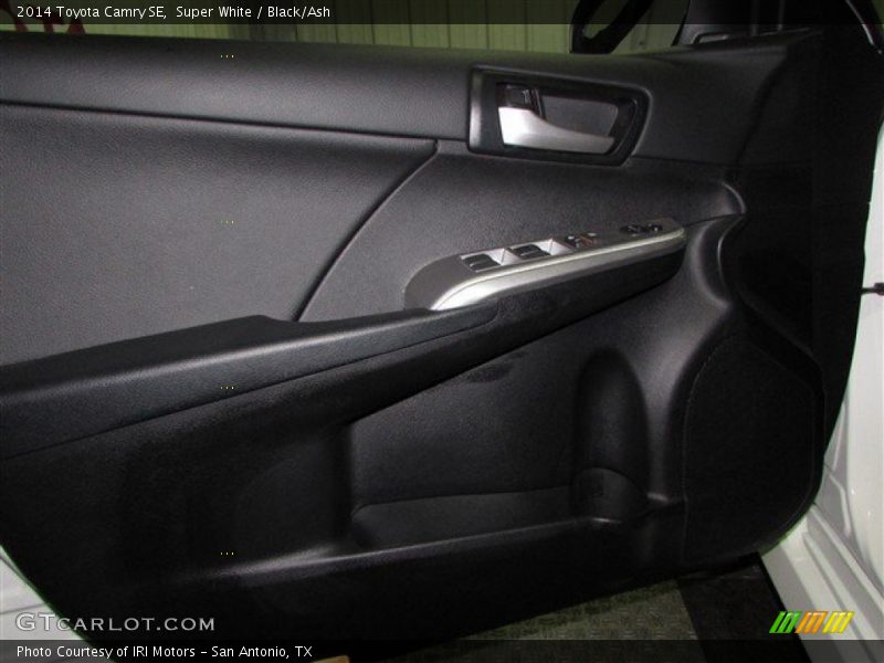Super White / Black/Ash 2014 Toyota Camry SE