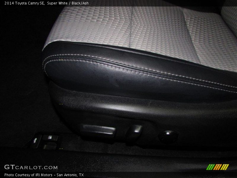 Super White / Black/Ash 2014 Toyota Camry SE
