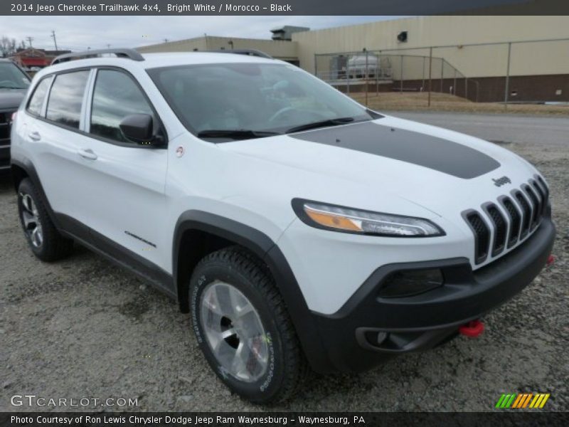 Front 3/4 View of 2014 Cherokee Trailhawk 4x4