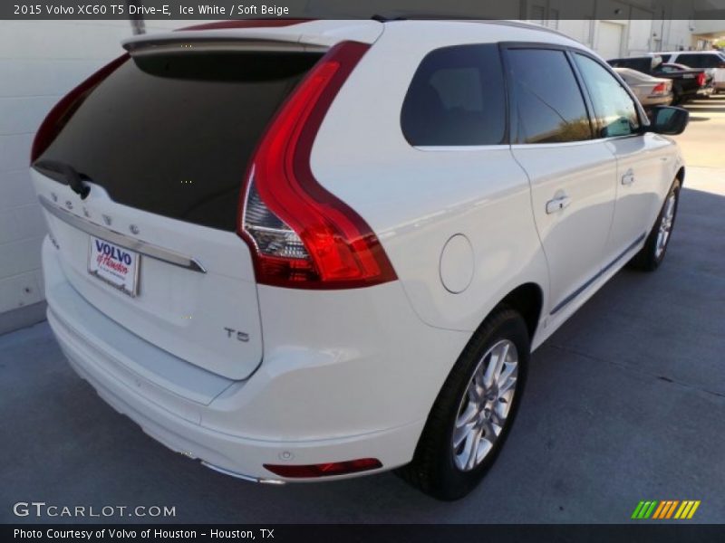 Ice White / Soft Beige 2015 Volvo XC60 T5 Drive-E