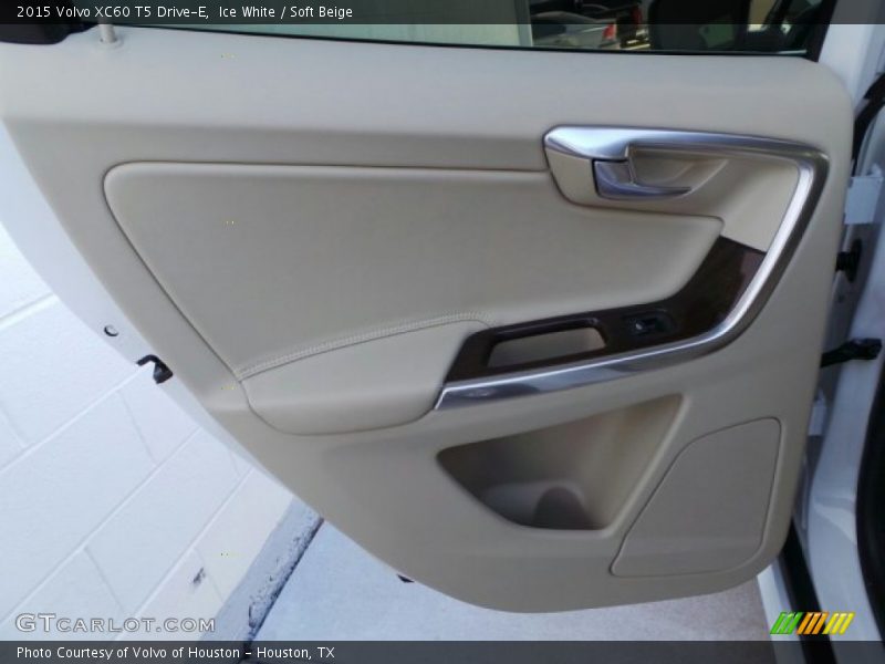 Ice White / Soft Beige 2015 Volvo XC60 T5 Drive-E