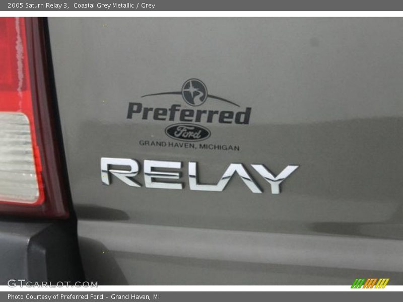 Coastal Grey Metallic / Grey 2005 Saturn Relay 3