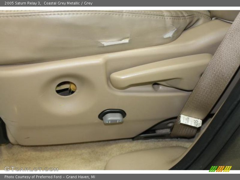 Coastal Grey Metallic / Grey 2005 Saturn Relay 3