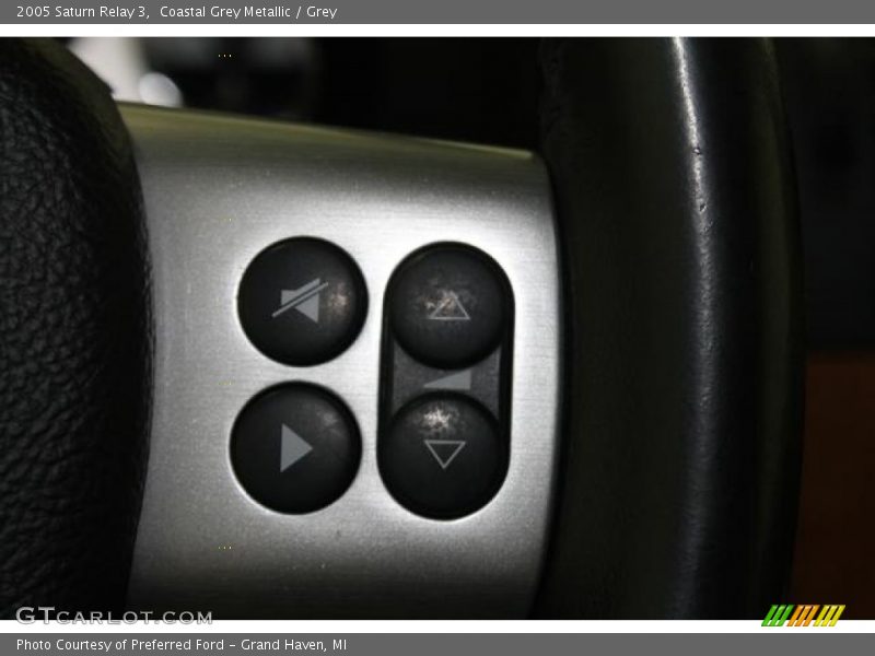 Coastal Grey Metallic / Grey 2005 Saturn Relay 3