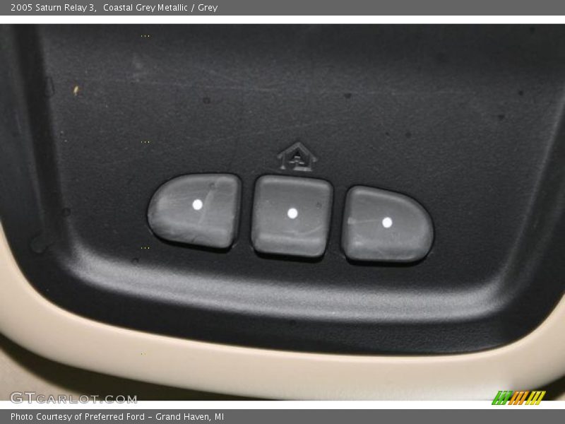Coastal Grey Metallic / Grey 2005 Saturn Relay 3