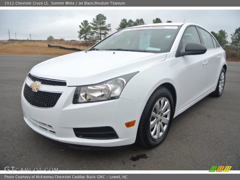Front 3/4 View of 2011 Cruze LS