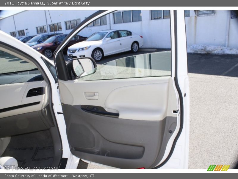 Super White / Light Gray 2011 Toyota Sienna LE