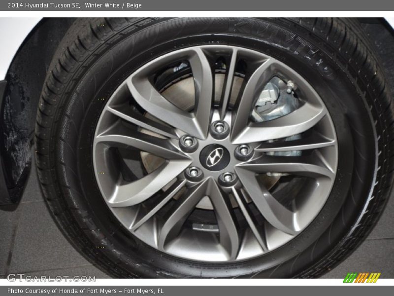 Winter White / Beige 2014 Hyundai Tucson SE