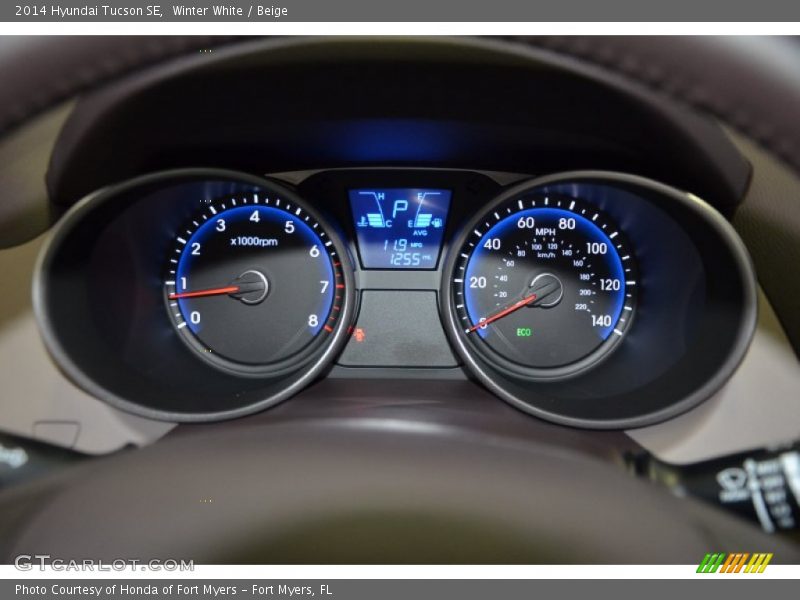 Winter White / Beige 2014 Hyundai Tucson SE