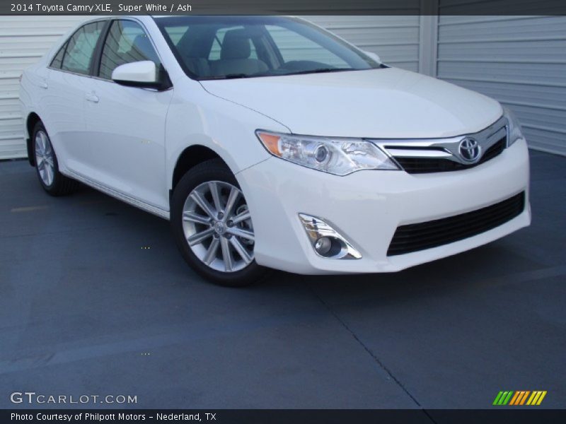 Super White / Ash 2014 Toyota Camry XLE