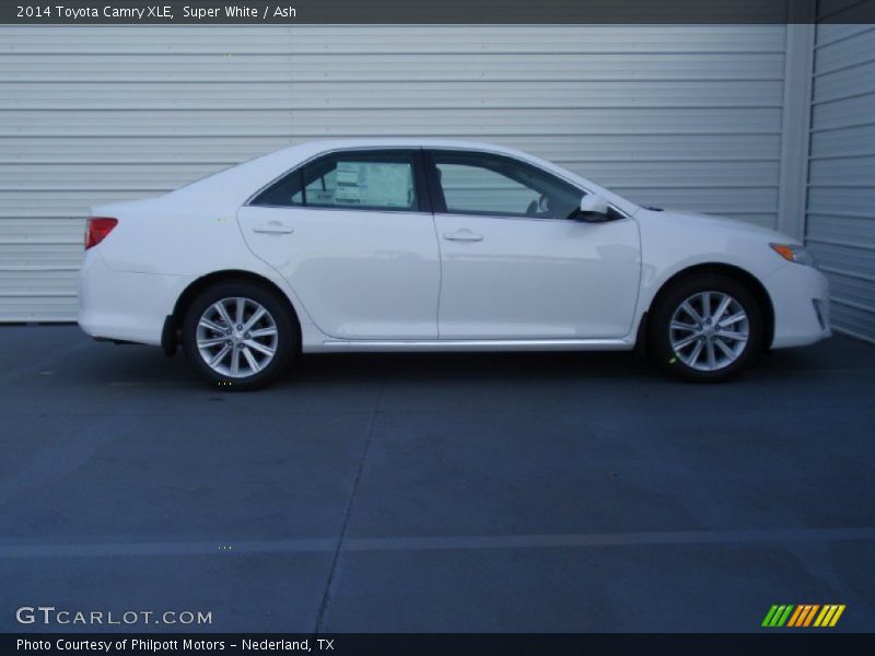 Super White / Ash 2014 Toyota Camry XLE