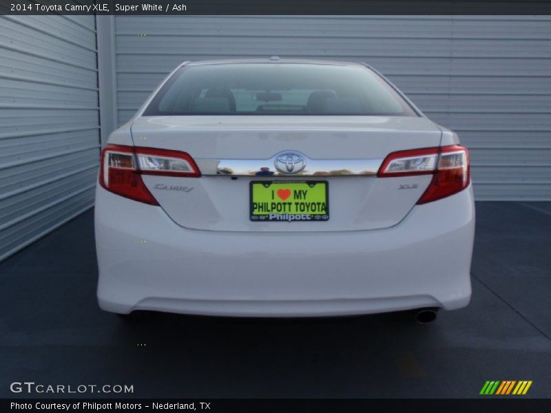 Super White / Ash 2014 Toyota Camry XLE