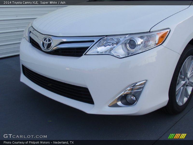 Super White / Ash 2014 Toyota Camry XLE
