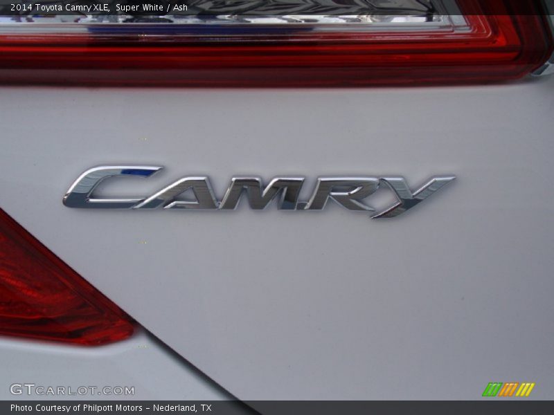 Super White / Ash 2014 Toyota Camry XLE