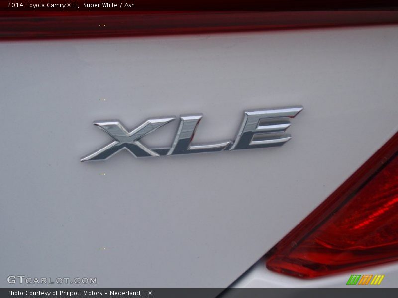 Super White / Ash 2014 Toyota Camry XLE