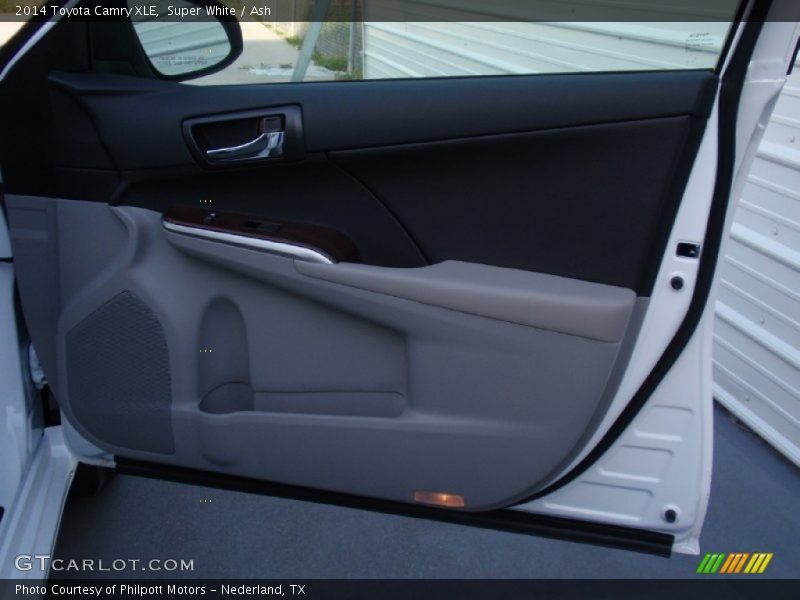 Super White / Ash 2014 Toyota Camry XLE