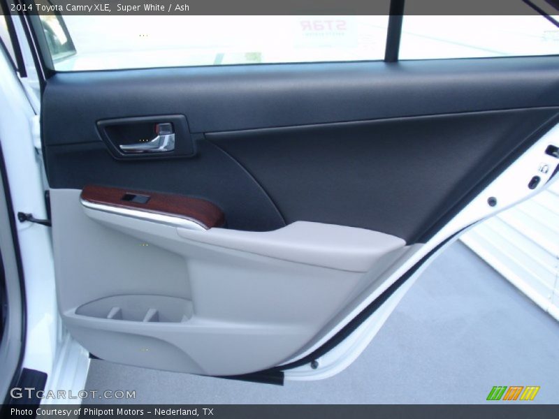 Super White / Ash 2014 Toyota Camry XLE