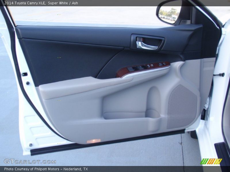 Super White / Ash 2014 Toyota Camry XLE