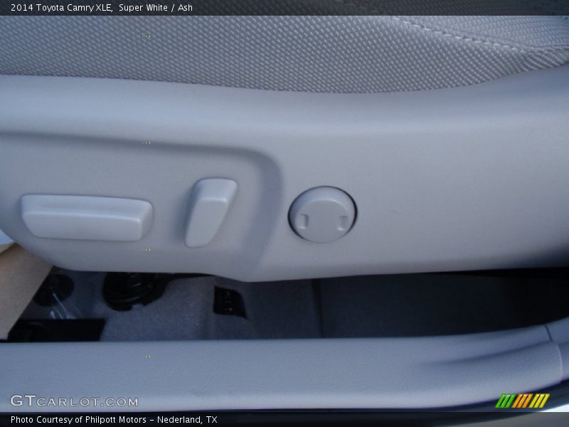Super White / Ash 2014 Toyota Camry XLE