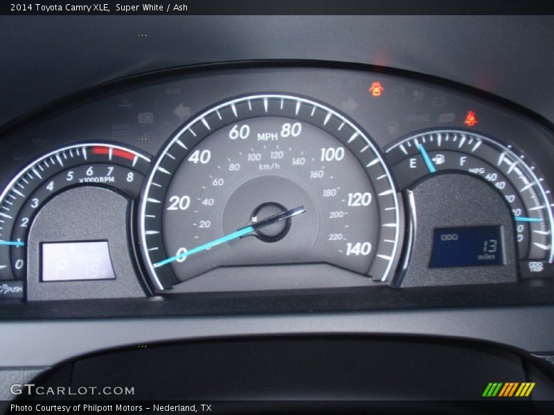 Super White / Ash 2014 Toyota Camry XLE