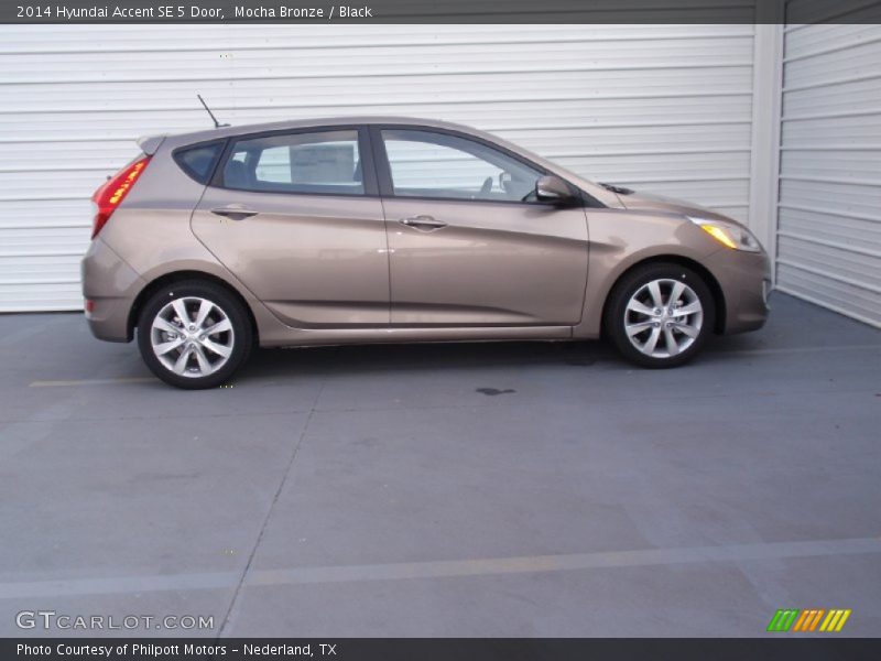 Mocha Bronze / Black 2014 Hyundai Accent SE 5 Door