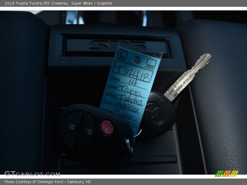 Super White / Graphite 2014 Toyota Tundra SR5 Crewmax