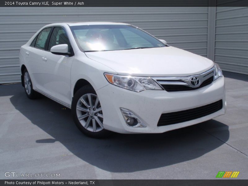 Super White / Ash 2014 Toyota Camry XLE