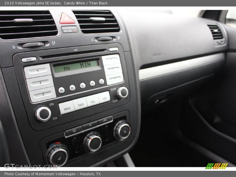 Candy White / Titan Black 2010 Volkswagen Jetta SE Sedan