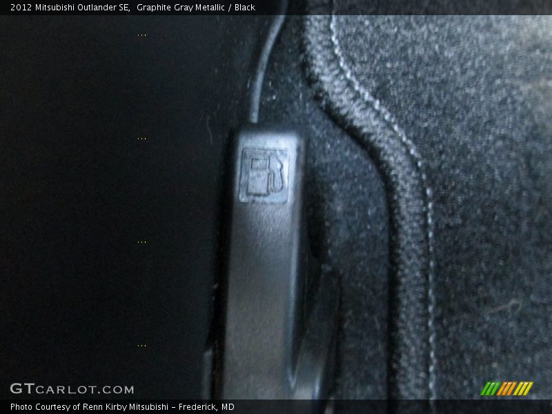Graphite Gray Metallic / Black 2012 Mitsubishi Outlander SE