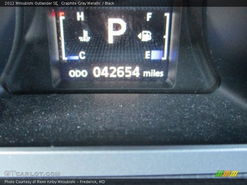 Graphite Gray Metallic / Black 2012 Mitsubishi Outlander SE