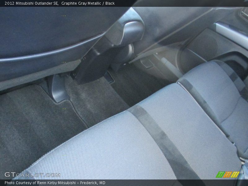 Graphite Gray Metallic / Black 2012 Mitsubishi Outlander SE