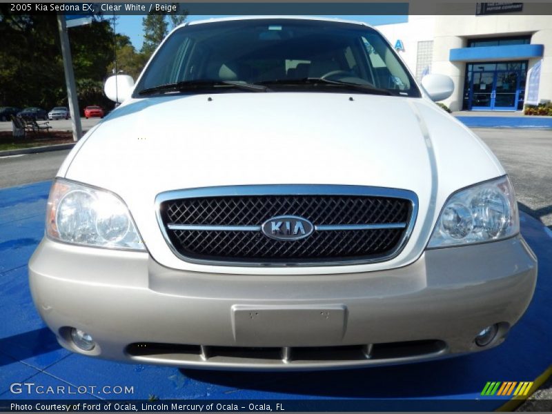 Clear White / Beige 2005 Kia Sedona EX