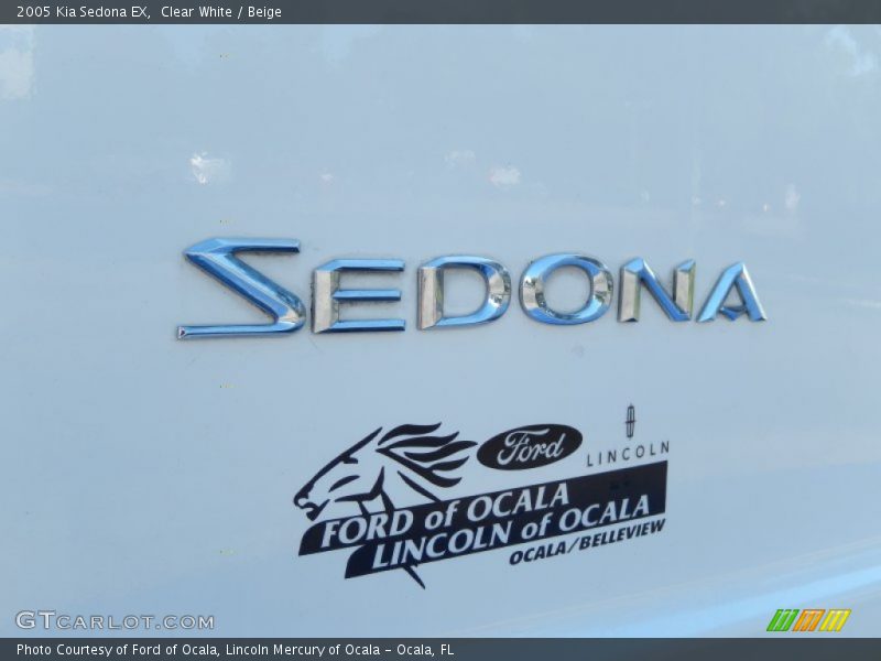 Clear White / Beige 2005 Kia Sedona EX