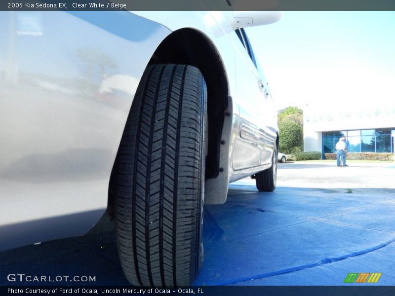 Clear White / Beige 2005 Kia Sedona EX