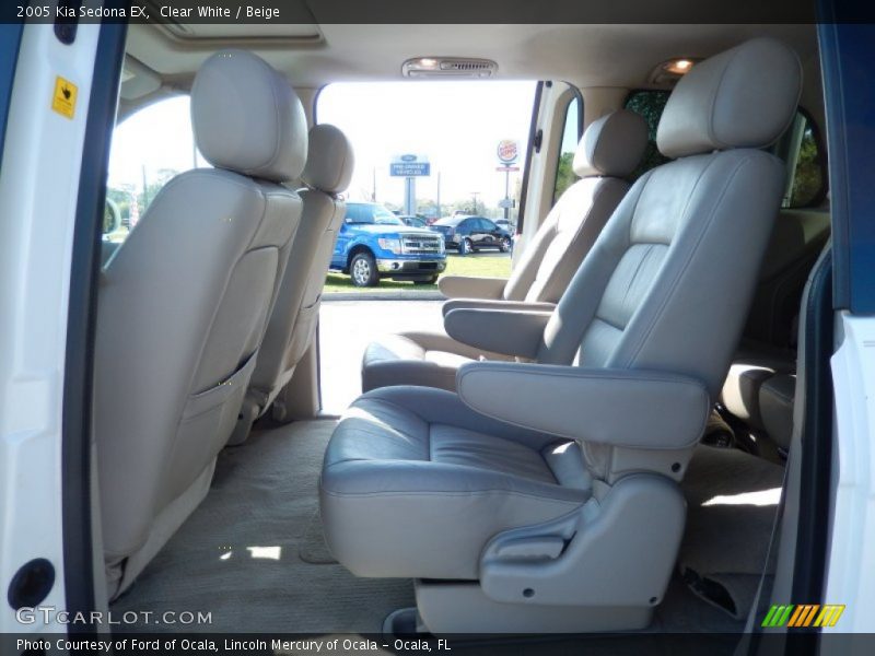 Clear White / Beige 2005 Kia Sedona EX
