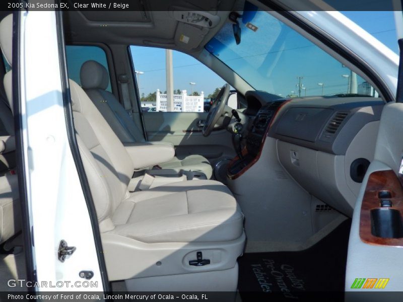 Clear White / Beige 2005 Kia Sedona EX